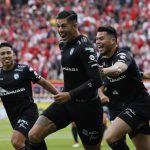 Steffan Pino (c), del Deportes Iquique, celebra su gol en el partido de vuelta de la segunda ronda de la Copa Libertadores ante Independiente Santa Fe en el estadio de Techo en Bogotá (Colombia). EFE/ Mauricio Dueñas Castañeda