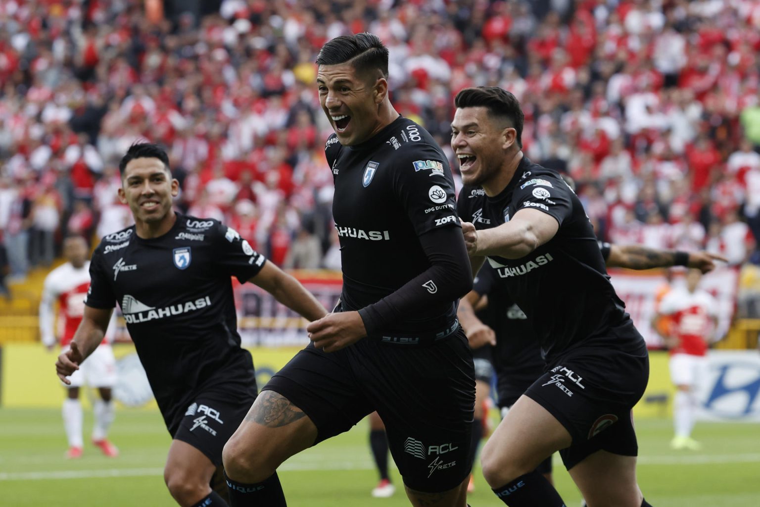 Steffan Pino (c), del Deportes Iquique, celebra su gol en el partido de vuelta de la segunda ronda de la Copa Libertadores ante Independiente Santa Fe en el estadio de Techo en Bogotá (Colombia). EFE/ Mauricio Dueñas Castañeda