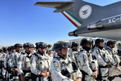 Integrantes de la Guardia Nacional de México (GN) llegan a Ciudad Juárez este martes, en el estado de Chihuahua (México). eFE/ Daniel Sanchez