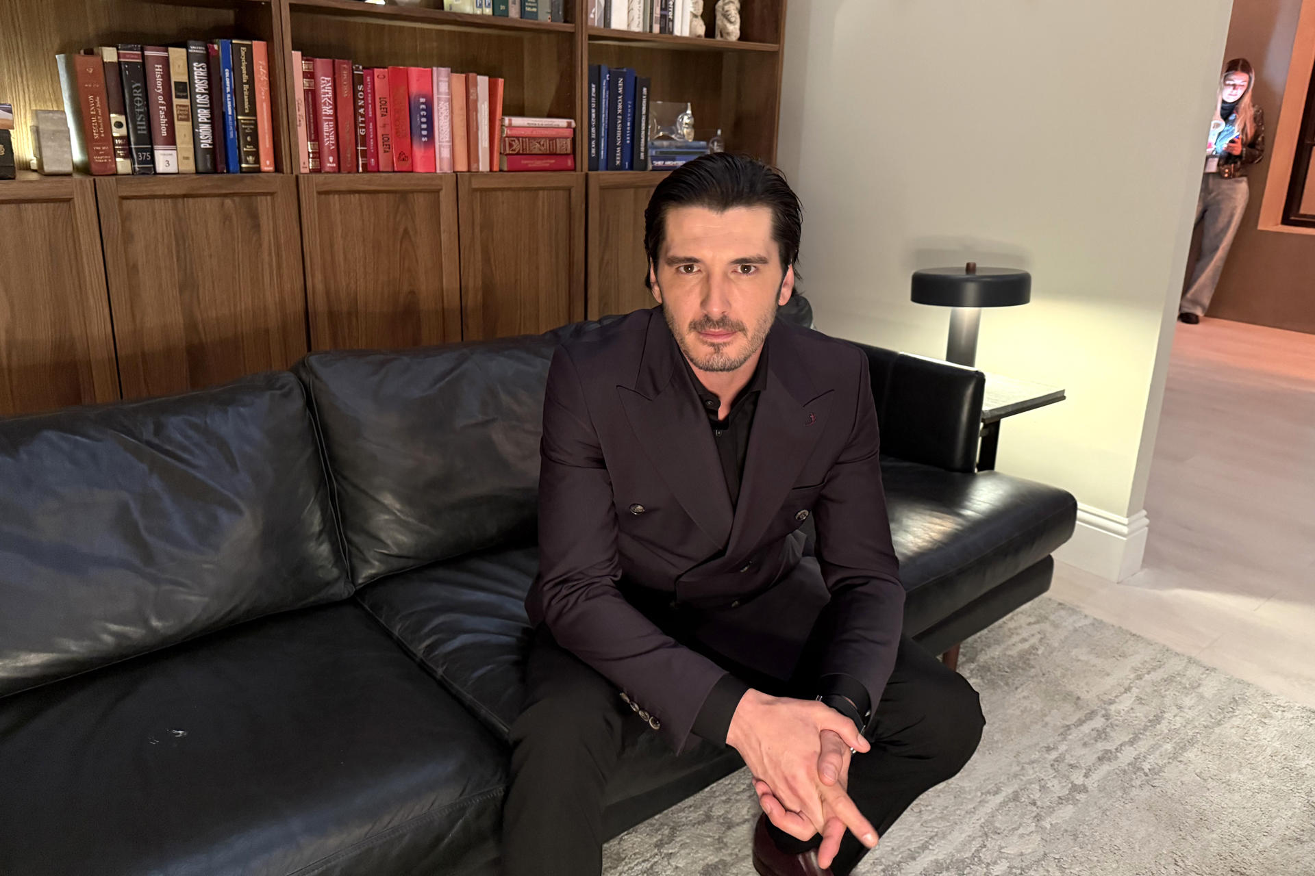 Fotografía del 21 de febrero de 2025 del actor español, Yon González, posando durante una presentación del elenco de la nueva serie 'Velvet, el nuevo imperio' en el centro de Telemundo en Doral, Florida (Estados Unidos). EFE/ Alicia Civita
