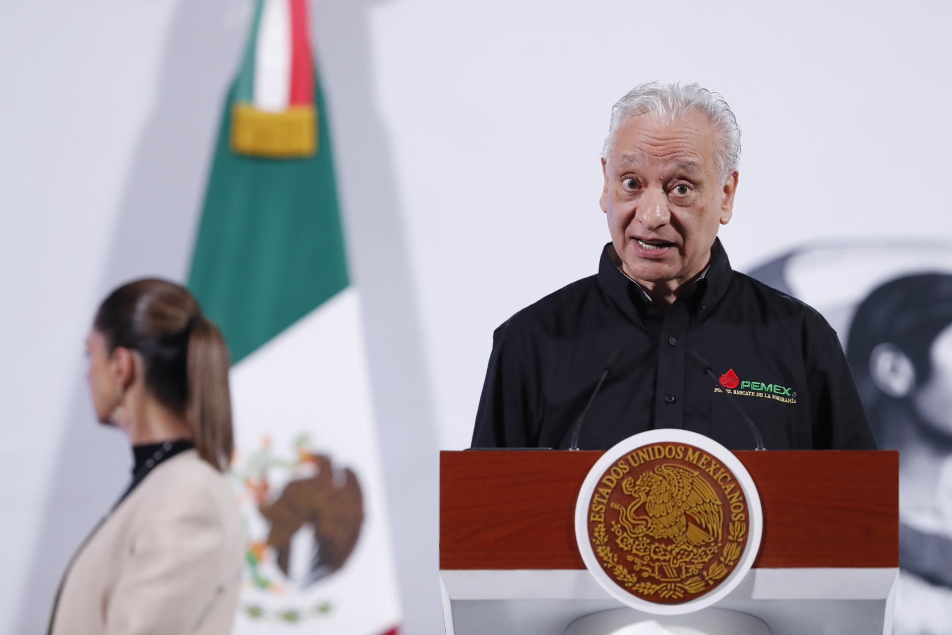 El director general de Petróleos Mexicanos, Víctor Rodríguez, participa este miércoles durante la conferencia de prensa matutina de la presidenta de México, Claudia Sheinbaum, en Palacio Nacional de la Ciudad de México (México). EFE/Mario Guzmán
