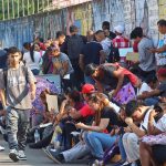 Migrantes permanecen a la espera de resolver su situación migratoria este miércoles, en la Ciudad de Tapachula en Chiapas (México). EFE/ Juan Manuel Blanco