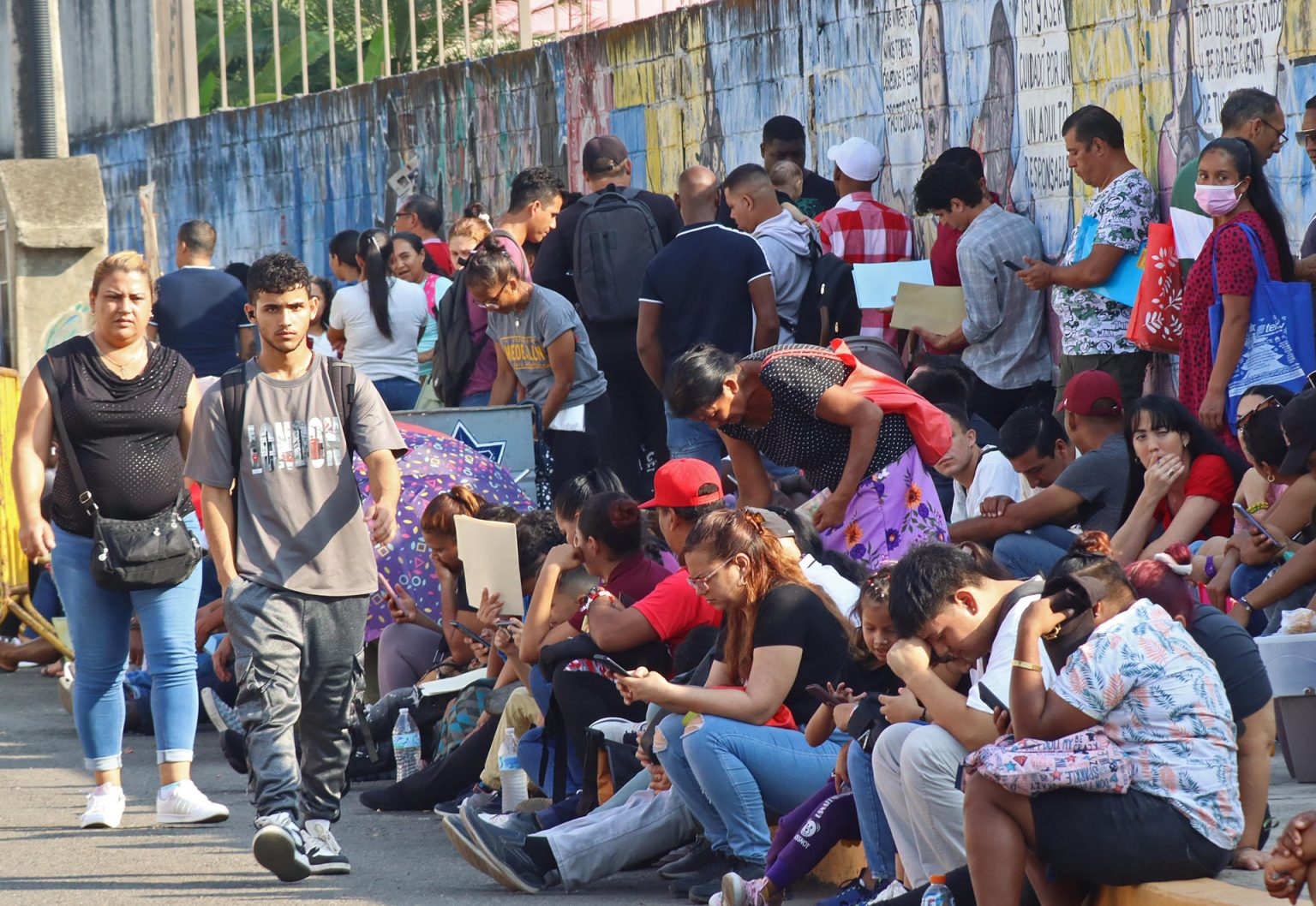 Migrantes permanecen a la espera de resolver su situación migratoria este miércoles, en la Ciudad de Tapachula en Chiapas (México). EFE/ Juan Manuel Blanco