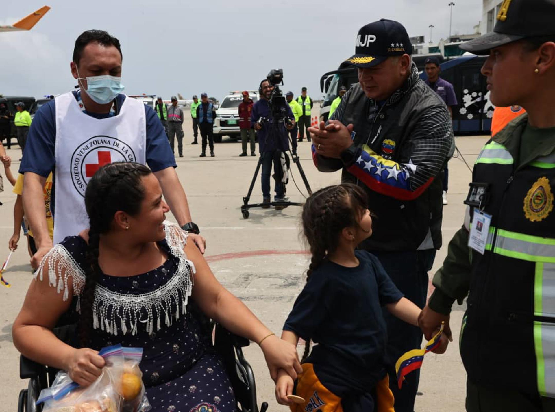 Fotografía cedida por Prensa del Ministerio de Interior, Justicia y Paz donde se observa al ministro de esa cartera, Diosdado Cabello, hablar con personas luego de bajarse de un avión en el Aeropuerto Internacional Simón Bolívar, en La Guaira (Venezuela). EFE/ Prensa del Ministerio de Interior, Justicia y Paz /SOLO USO EDITORIAL/SOLO DISPONIBLE PARA ILUSTRAR LA NOTICIA QUE ACOMPAÑA (CRÉDITO OBLIGATORIO)
