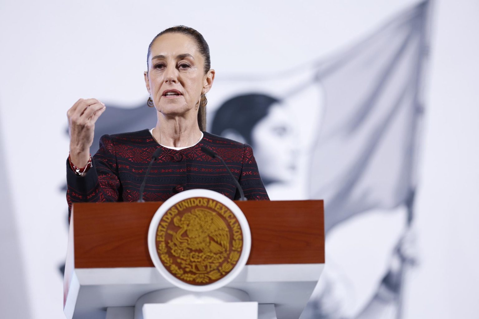 La presidenta de México, Claudia Sheinbaum, participa este viernes durante su conferencia matutina en Palacio Nacional de la Ciudad de México (México). EFE/Sáshenka Gutiérrez