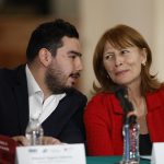 El director de Tv Migrante, Emerson Segura, y la titular del Instituto de Mexicanas y Mexicanos en el Exterior (IMME), Tatiana Clouthier, participan en el lanzamiento del canal público este viernes, en Ciudad de México (México). EFE/ Sáshenka Gutiérrez