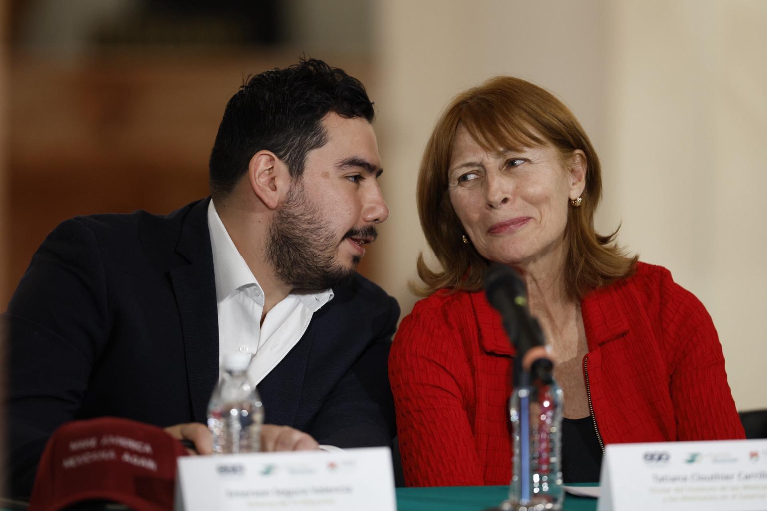 El director de Tv Migrante, Emerson Segura, y la titular del Instituto de Mexicanas y Mexicanos en el Exterior (IMME), Tatiana Clouthier, participan en el lanzamiento del canal público este viernes, en Ciudad de México (México). EFE/ Sáshenka Gutiérrez