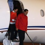 Imagen de archivo del presidente de Venezuela, Nicolás Maduro, descendiendo de un avión. EFE/Alejandro Ernesto