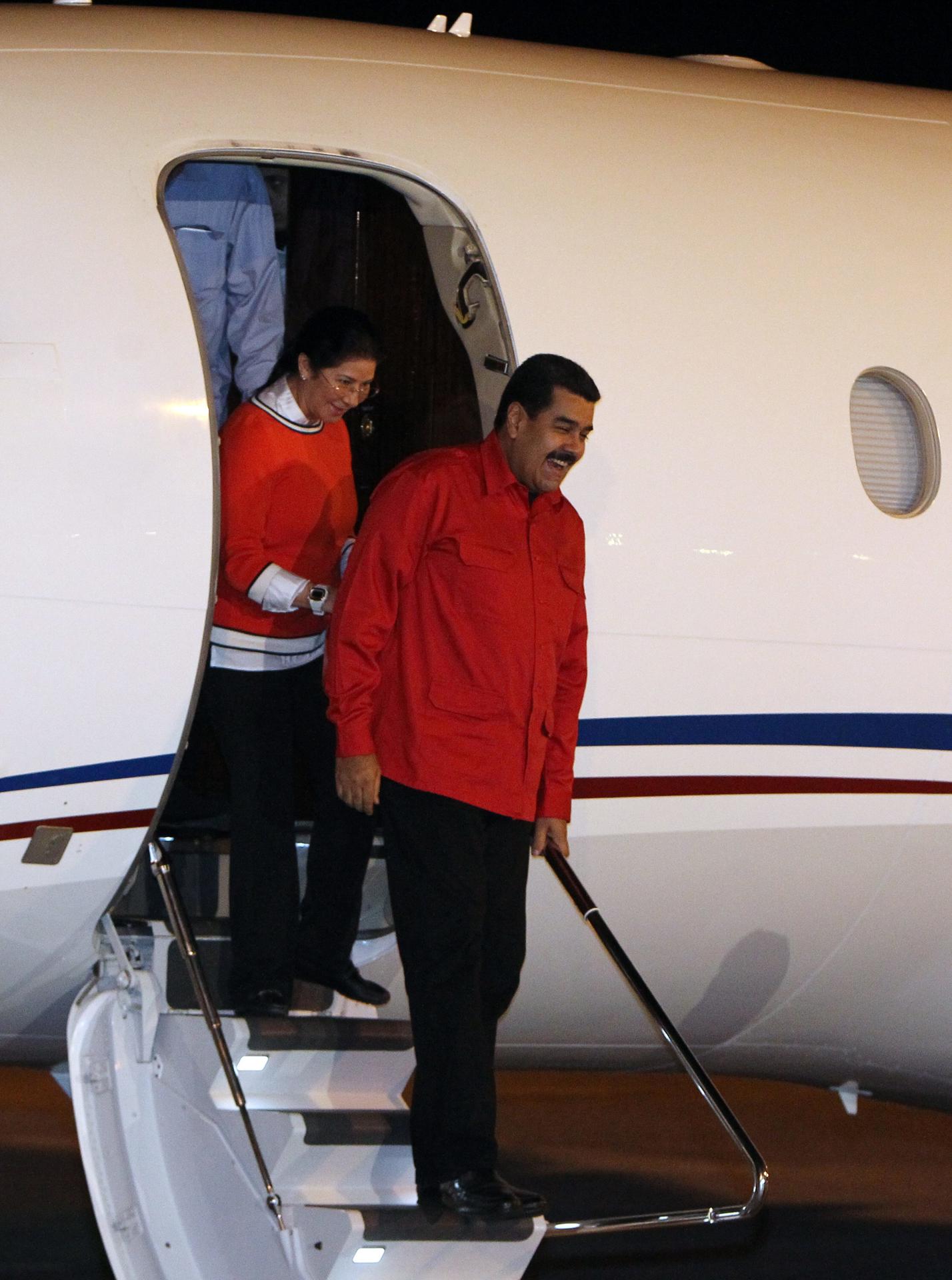 Imagen de archivo del presidente de Venezuela, Nicolás Maduro, descendiendo de un avión. EFE/Alejandro Ernesto