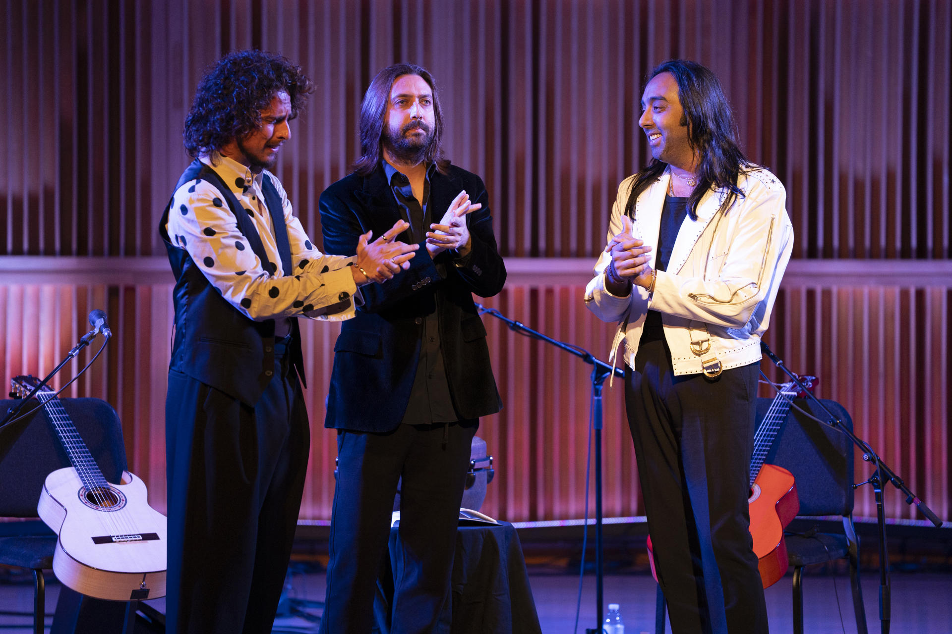 Los exponentes del flamenco contemporáneo Kike Morente (i), Juan Carmona percusionista (c) y Carlos Jacoba (d), se presentan durante un concierto en la sede de CUNY para honrar a Federico García Lorca en el marco del festival de flamenco este miércoles en Nueva York (EE.UU.). EFE/Ángel Colmenares
