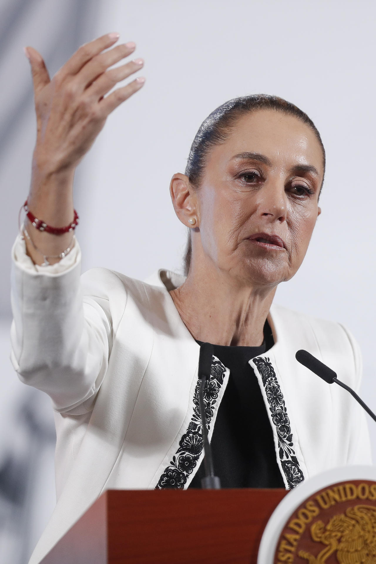 La presidenta de México, Claudia Sheinbaum habla este miércoles durante su conferencia matutina en Palacio Nacional de la Ciudad de México (México). EFE/ Isaac Esquivel
