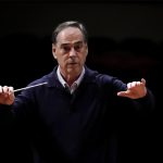 El director de la Orquesta Sinfónica de Puerto Rico (OSPR), el maestro chileno Maximiano Valdés, dirige a la orquesta durante un ensayo en la Sala Sinfónica Pablo Casals en San Juan (Puerto Rico). Archivo. EFE/ Thais Llorca