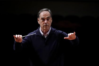 El director de la Orquesta Sinfónica de Puerto Rico (OSPR), el maestro chileno Maximiano Valdés, dirige a la orquesta durante un ensayo en la Sala Sinfónica Pablo Casals en San Juan (Puerto Rico). Archivo. EFE/ Thais Llorca