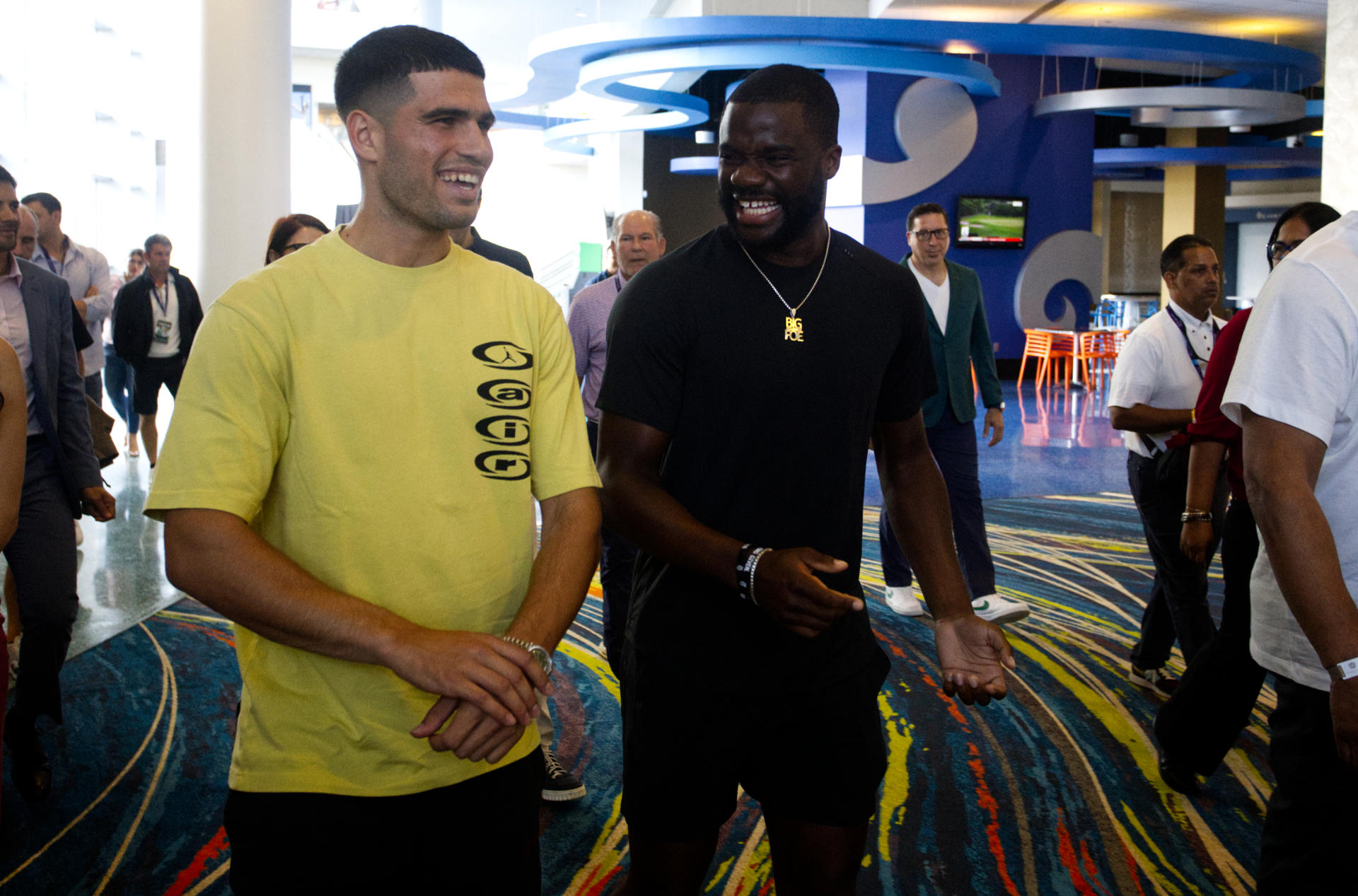 El tenista español, Carlos Alcaraz (i) y el tenista estadounidense, Frances Tiafoe, reacciona antes de una rueda de prensa este sábado, sobre el partido de exhibición 'Batalla de Leyendas' en el Centro de Convenciones en San Juan (Puerto Rico). EFE/ Thais Llorca
