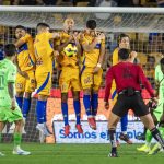 José Luis Rodríguez (d) de Juárez cobra un tiro libre durante un partido de la Liga MX entre Tigres y Juárez en el estadio Universitario de la ciudad de Monterrey (México). Imagen de archivo. EFE/ Miguel Sierra.