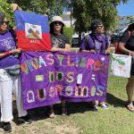 Personas sostienen un bordado con la frase 'Vivas y libres nos queremos', durante una manifestación este sábado en San Juan (Puerto Rico). EFE/ Marina Villén