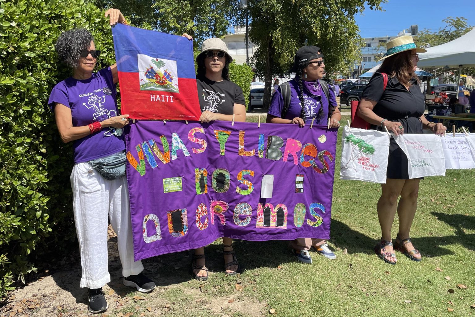 Personas sostienen un bordado con la frase 'Vivas y libres nos queremos', durante una manifestación este sábado en San Juan (Puerto Rico). EFE/ Marina Villén