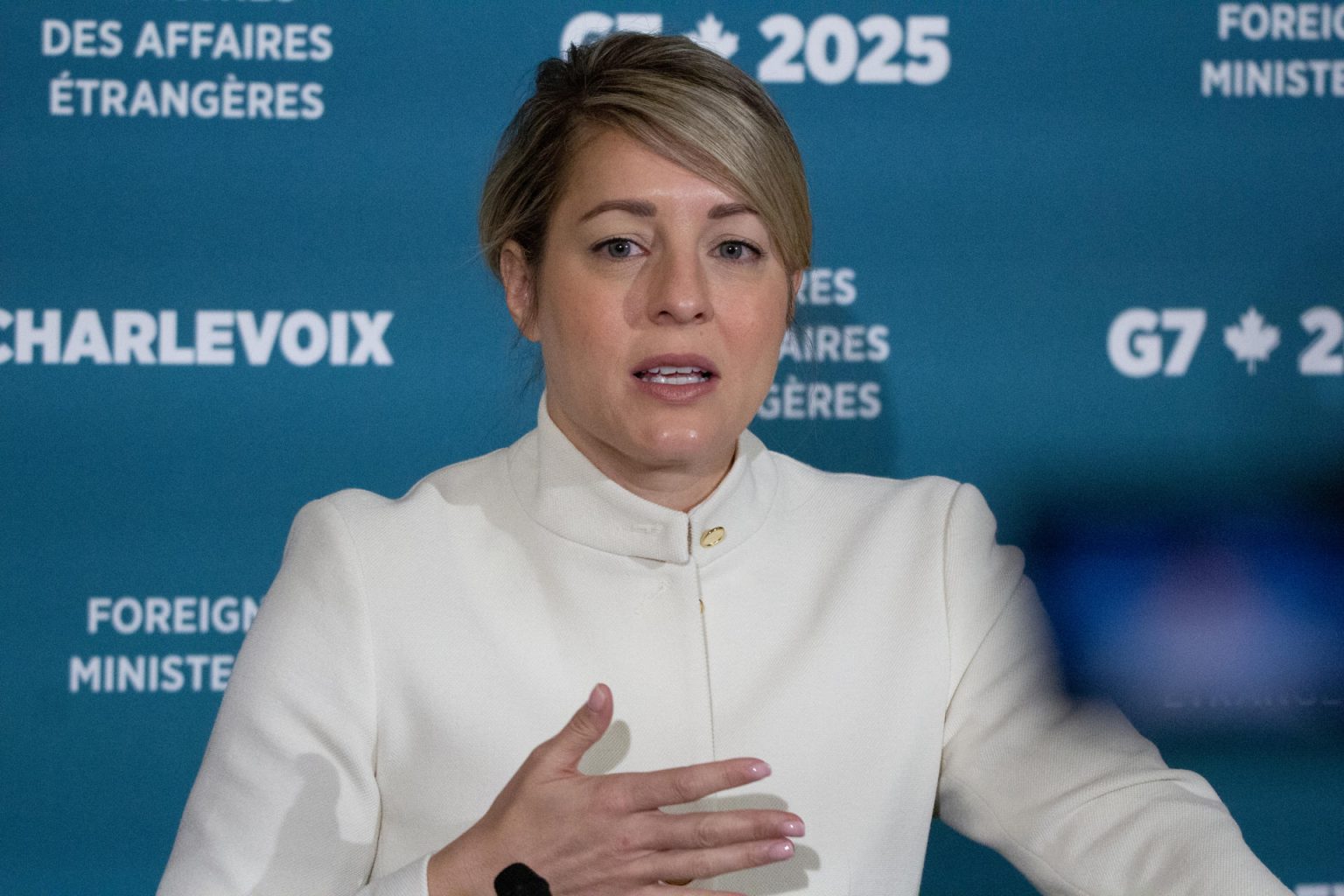 La ministra de Asuntos Exteriores de Canadá, Mélanie Joly, habla en el marco de la reunión de ministros de Exteriores del G7 este viernes, en Charlevoix (Canadá). EFE/ Julio César Rivas