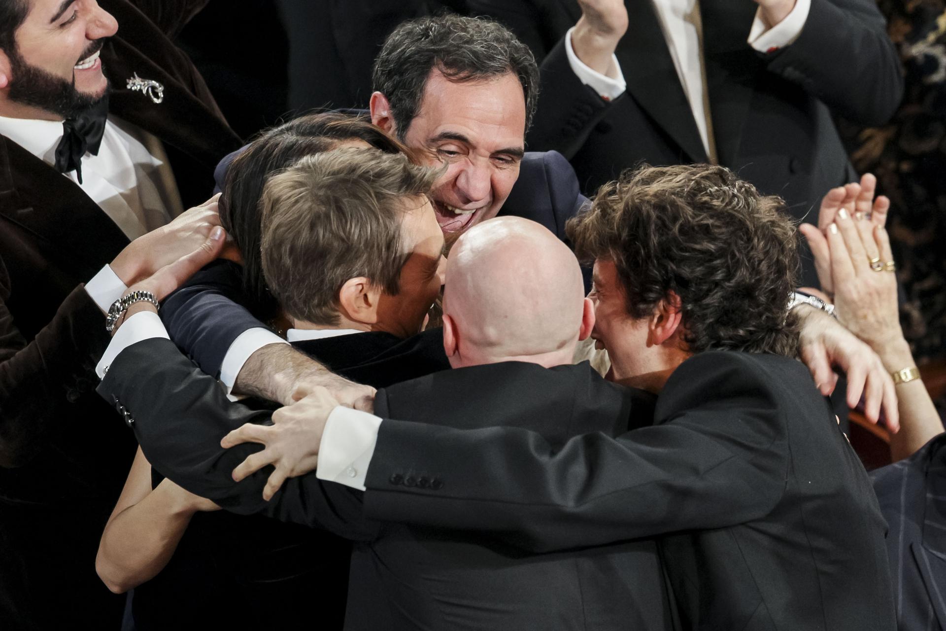 Sean Baker celebra como ganador al Oscar a Mejor Director por 'Anora' durante la 97a ceremonia anual de los Premios de la Academia en el Dolby Theatre en el barrio de Hollywood de Los Ángeles, California, Estados Unidos, el 02 de marzo de 2025. EFE/EPA/ALLISON DINNER
