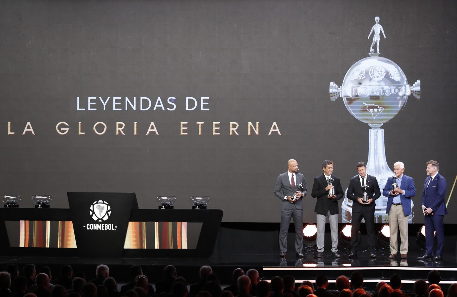 Los exfutbolistas Felipe Melo, Arsenio Luzardo, Sebastián Battaglia y Francisco Sá, así como el presidente de la Confederación Sudamericana de Fútbol (Conmebol), Alejandro Domínguez (d), participaron en el sorteo de la fase de grupos de la edición 66 de la Copa Libertadores este lunes en la ciudad paraguaya de Luque. EFE/ Juan Pablo Pino.