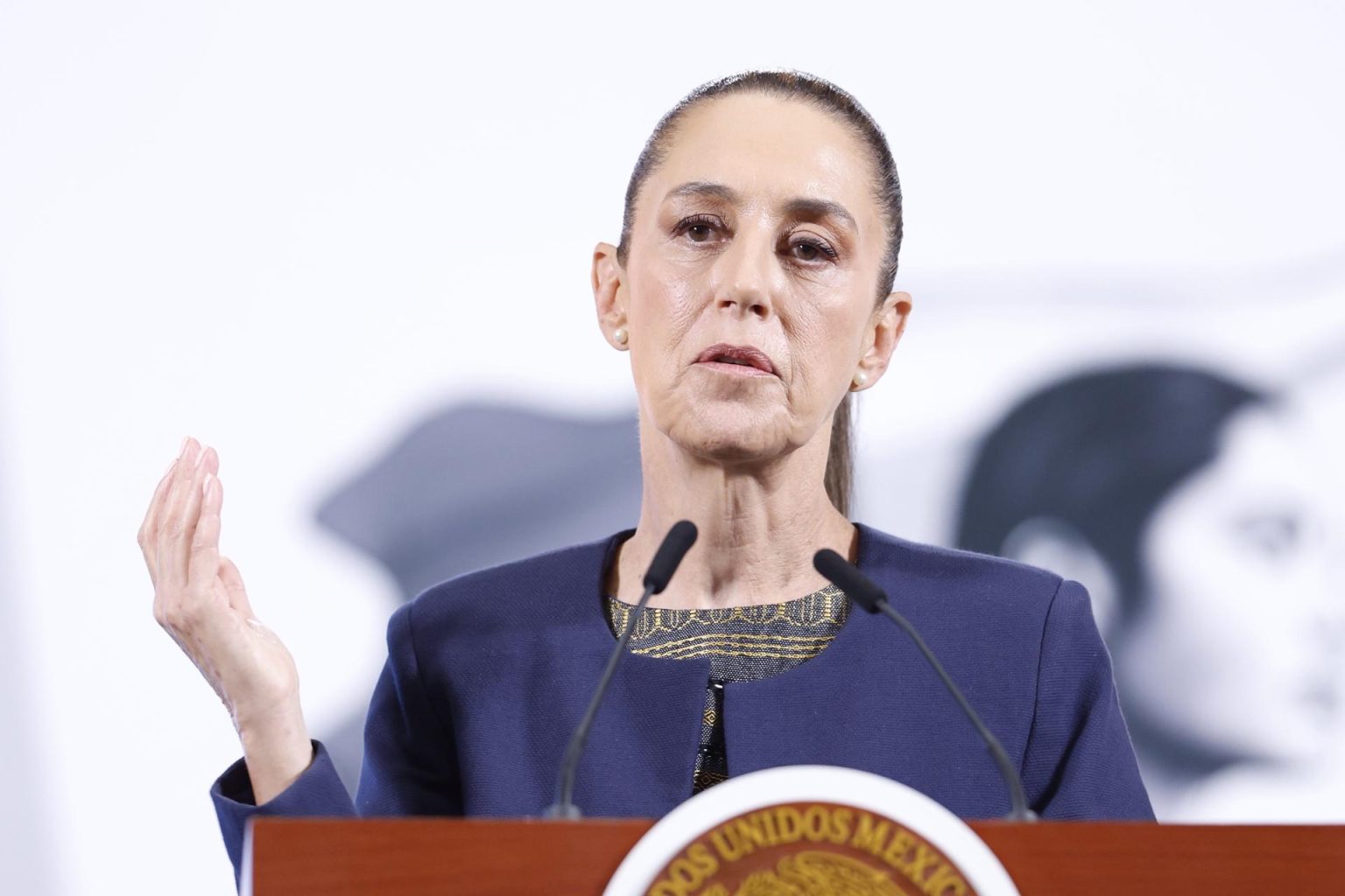 La presidenta de México, Claudia Sheinbaum, habla durante su rueda de prensa matutina este martes, en el Palacio Nacional de Ciudad de México (México). EFE/ Sáshenka Gutiérrez