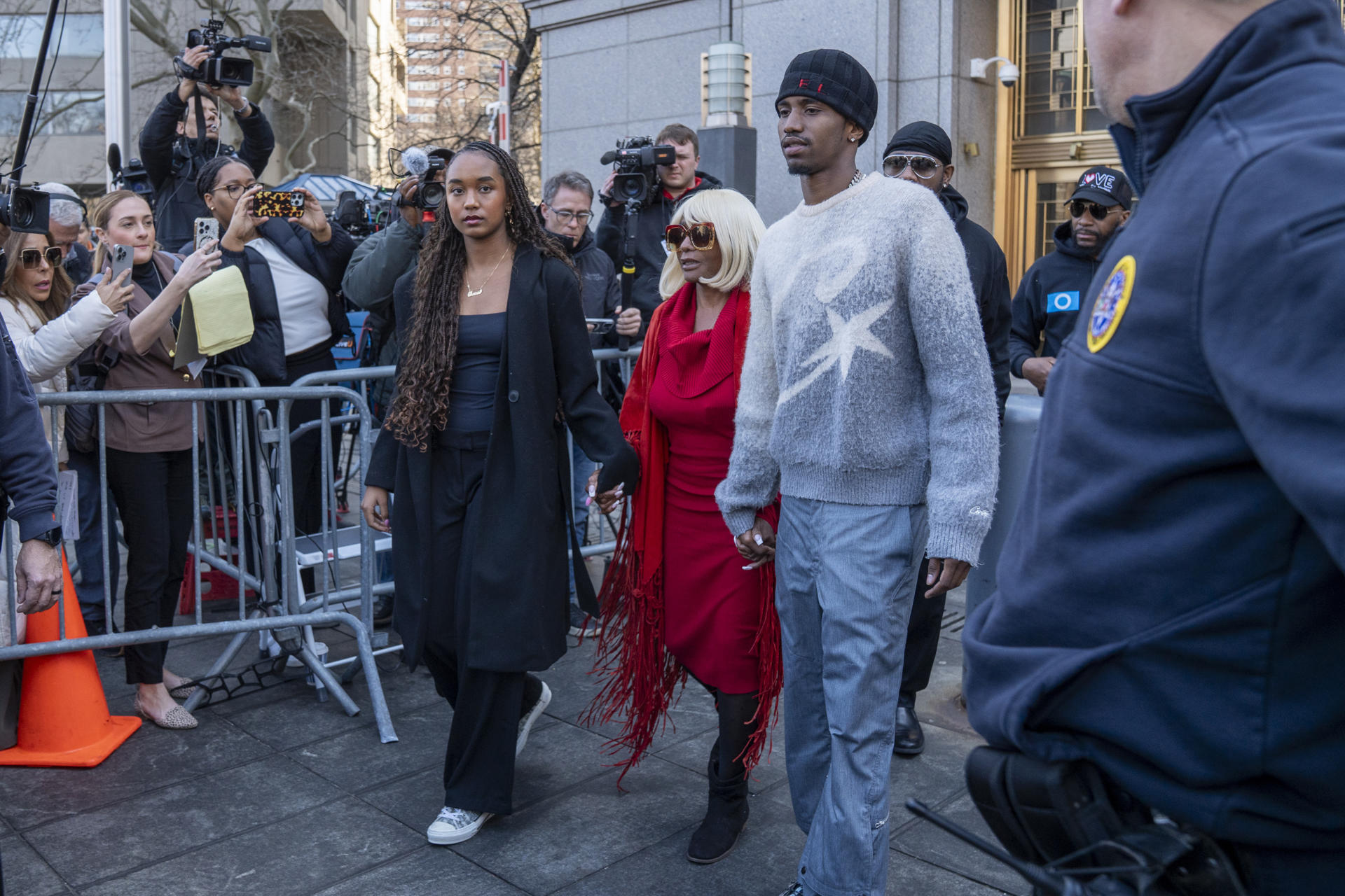 Janice Combs (c) madre del rapero y ejecutivo discográfico estadounidense Sean Combs, junto a los hijos del rapero, Chance Combs (i) y Christian Combs (d) salen del tribunal federal de Manhattan este viernes, en Nueva York (Estados Unidos). EFE/ Angel Colmenares
