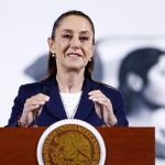 La presidenta de México, Claudia Sheinbaum, habla durante su rueda de prensa matutina este lunes, en el Palacio Nacional en Ciudad de México (México). EFE/ Sáshenka Gutiérrez