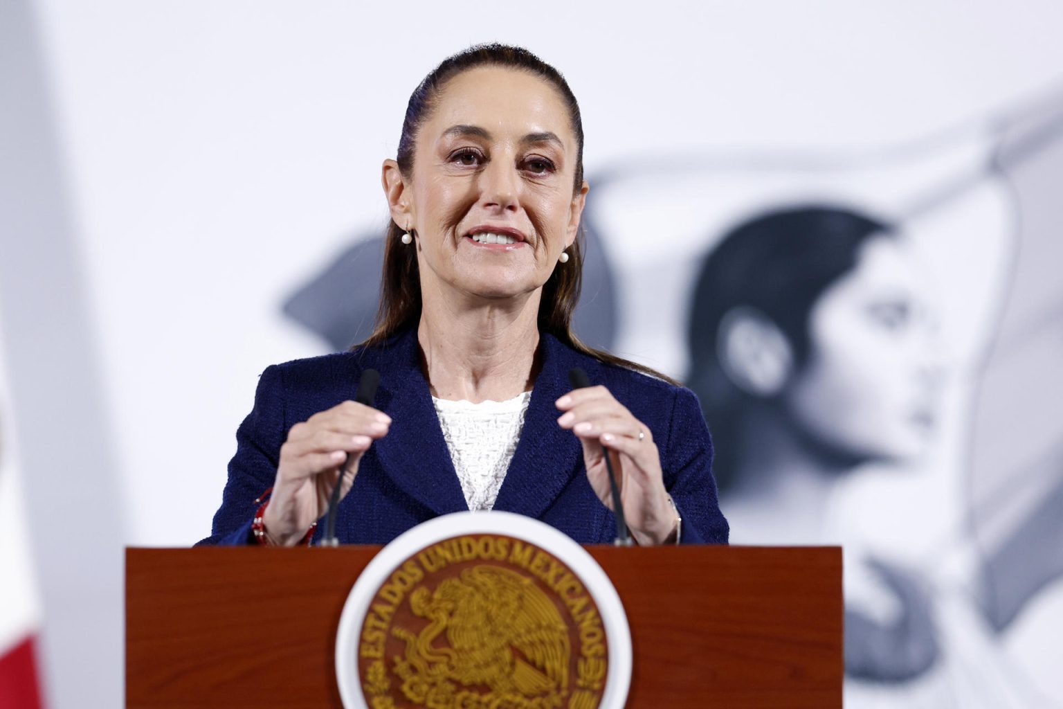 La presidenta de México, Claudia Sheinbaum, habla durante su rueda de prensa matutina este lunes, en el Palacio Nacional en Ciudad de México (México). EFE/ Sáshenka Gutiérrez