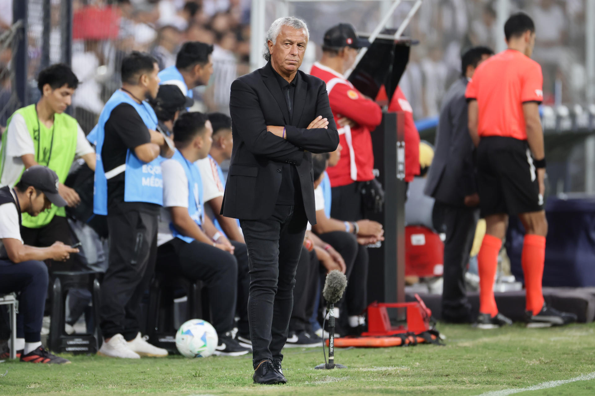 El entrenador de Alianza, el argentino Néstor Gorosito, ha sido el arquitecto del cambio futbolístico del equipo peruano, que este martes se clasificó en el estadio limeño Alejandro Villanueva a la fase de grupos de la Copa Libertadores a expensas del Iquique chileno. EFE/ Germán Falcón
