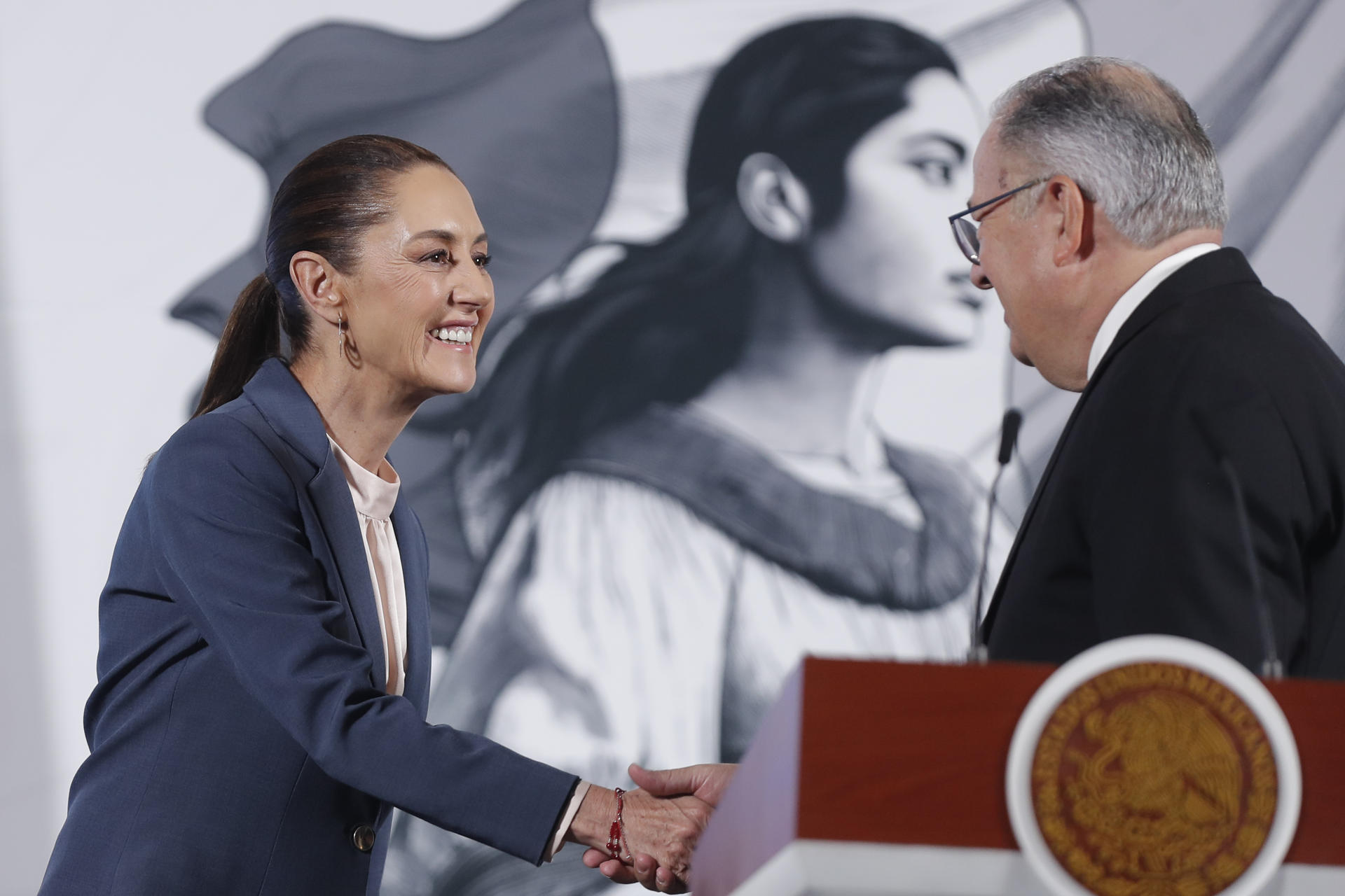 El director general de Asuntos Corporativos de Mabe, Pablo Moreno Cadena (d), saluda a la presidenta de México, Claudia Sheinbaum (i), durante una rueda de prensa este jueves, en el Palacio Nacional, en Ciudad de México (México). EFE/ Isaac Esquivel
