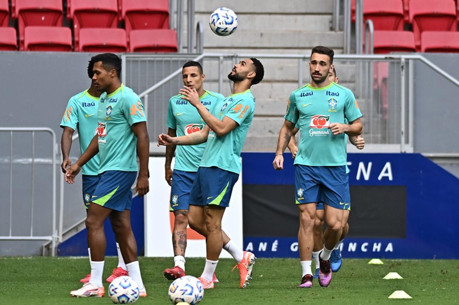 Matheus Cunha (c) de la selección brasileña de fútbol participa junto a sus compañeros en un entrenamiento. EFE/Andre Borges