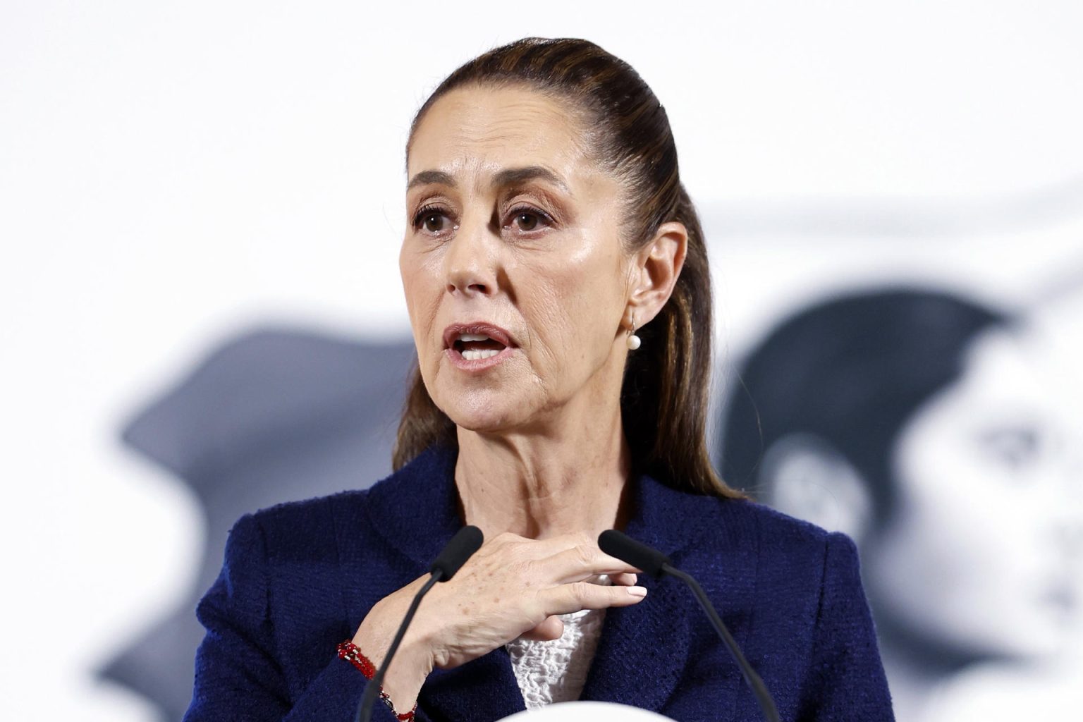 La presidenta de México, Claudia Sheinbaum, habla durante su rueda de prensa matutina este lunes, en el Palacio Nacional de Ciudad de México (México). EFE/ Sáshenka Gutiérrez