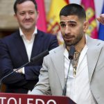 El actual campeón del mundo de peso pluma, Ilia Topuria, (dch), ante el alcalde de Toledo, Carlos Velázquez, interviene en la inauguración del pabellón de San Lázar, en Toledo, este martes. EFE/ Ismael Herrero