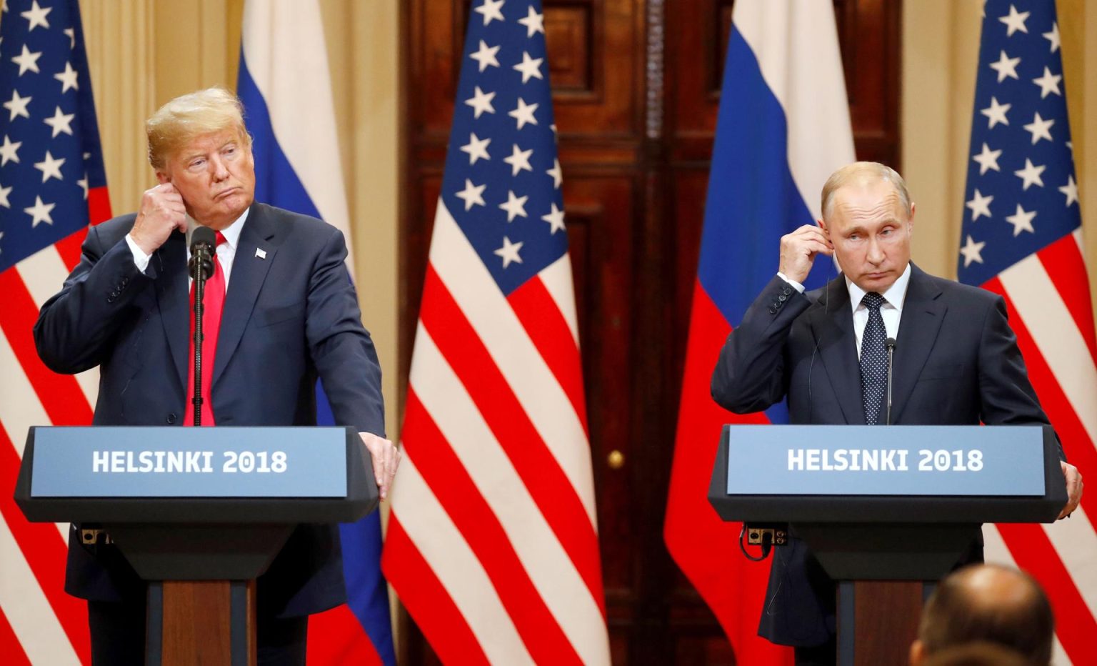 Foto de archivo, tomada el 16 de julio de 2018, del presidente estadounidense, Donald J. Trump (i), y su homólogo ruso, Vladimir Putin (d), mientras ofrecen una rueda de prensa conjunta. EFE/ Anatoly Maltsev