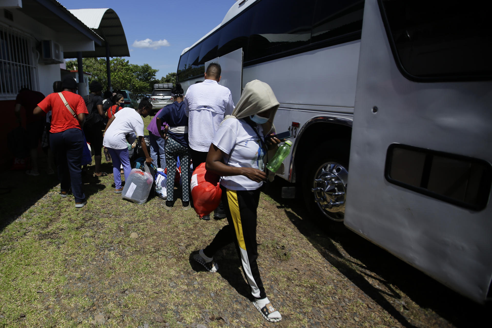 Migrantes llegan a la organización Fe y Alegría este martes, en Ciudad de Panamá (Panamá). Migrantes que fueron expulsados de Estados Unidos salen de un hotel de la capital panameña rumbo a las instalaciones de Fe y Alegría, la organización religiosa que les proporcionara ayuda. EFE/ Carlos Lemos
