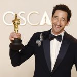 Adrien Brody, ganador del Óscar a mejor actor por 'The Brutalist', posa en la sala de prensa durante la 97ª ceremonia anual de los Premios de la Academia en el Dolby Theatre del barrio de Hollywood de Los Ángeles, California, Estados Unidos. EFE/CAROLINE BREHMAN