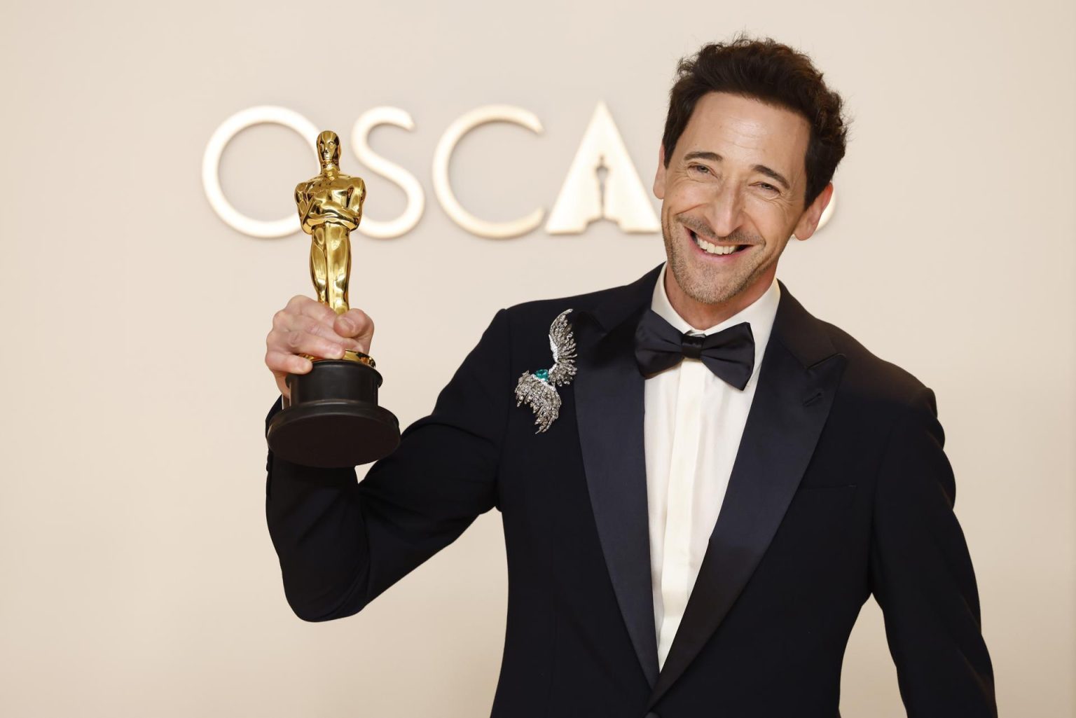 Adrien Brody, ganador del Óscar a mejor actor por 'The Brutalist', posa en la sala de prensa durante la 97ª ceremonia anual de los Premios de la Academia en el Dolby Theatre del barrio de Hollywood de Los Ángeles, California, Estados Unidos. EFE/CAROLINE BREHMAN