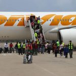 Fotografía cedida por Prensa del Ministerio de Interior, Justicia y Paz donde se observa a personas bajarse de un avión en el Aeropuerto Internacional Simón Bolívar, en La Guaira (Venezuela). EFE/ Prensa del Ministerio de Interior, Justicia y Paz /SOLO USO EDITORIAL/SOLO DISPONIBLE PARA ILUSTRAR LA NOTICIA QUE ACOMPAÑA (CRÉDITO OBLIGATORIO)