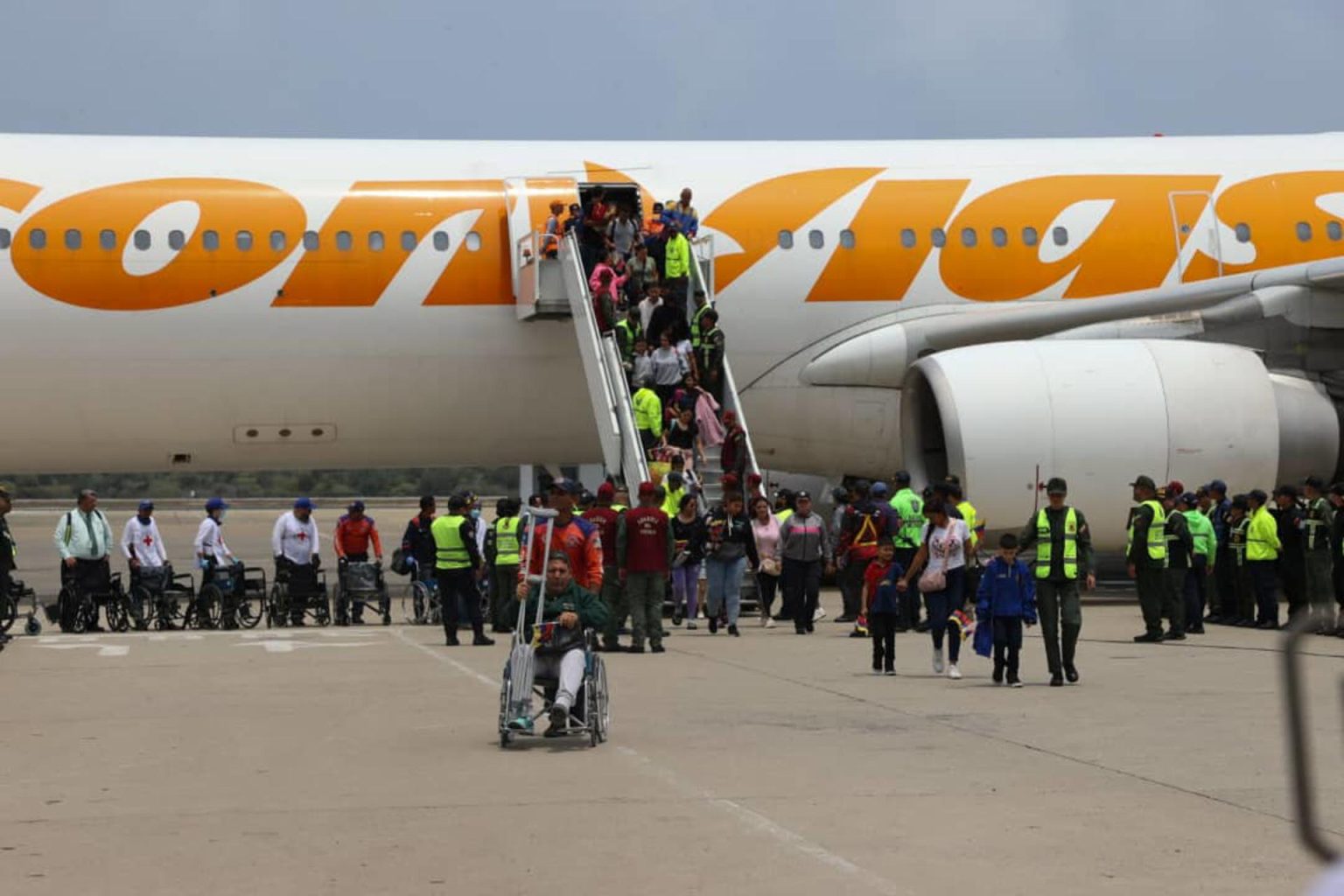 Fotografía cedida por Prensa del Ministerio de Interior, Justicia y Paz donde se observa a personas bajarse de un avión en el Aeropuerto Internacional Simón Bolívar, en La Guaira (Venezuela). EFE/ Prensa del Ministerio de Interior, Justicia y Paz /SOLO USO EDITORIAL/SOLO DISPONIBLE PARA ILUSTRAR LA NOTICIA QUE ACOMPAÑA (CRÉDITO OBLIGATORIO)