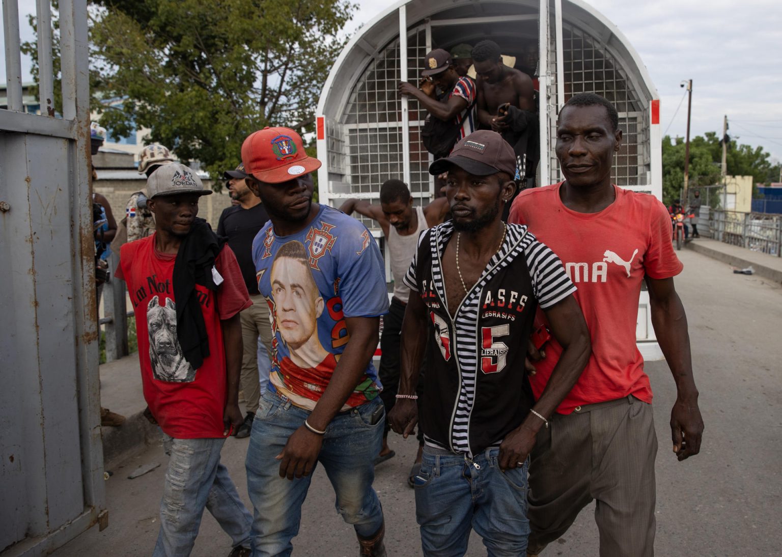 Imagen de archivo de ciudadanos haitianos que bajan de un camión tras ser detenidos. EFE/ Orlando Barría