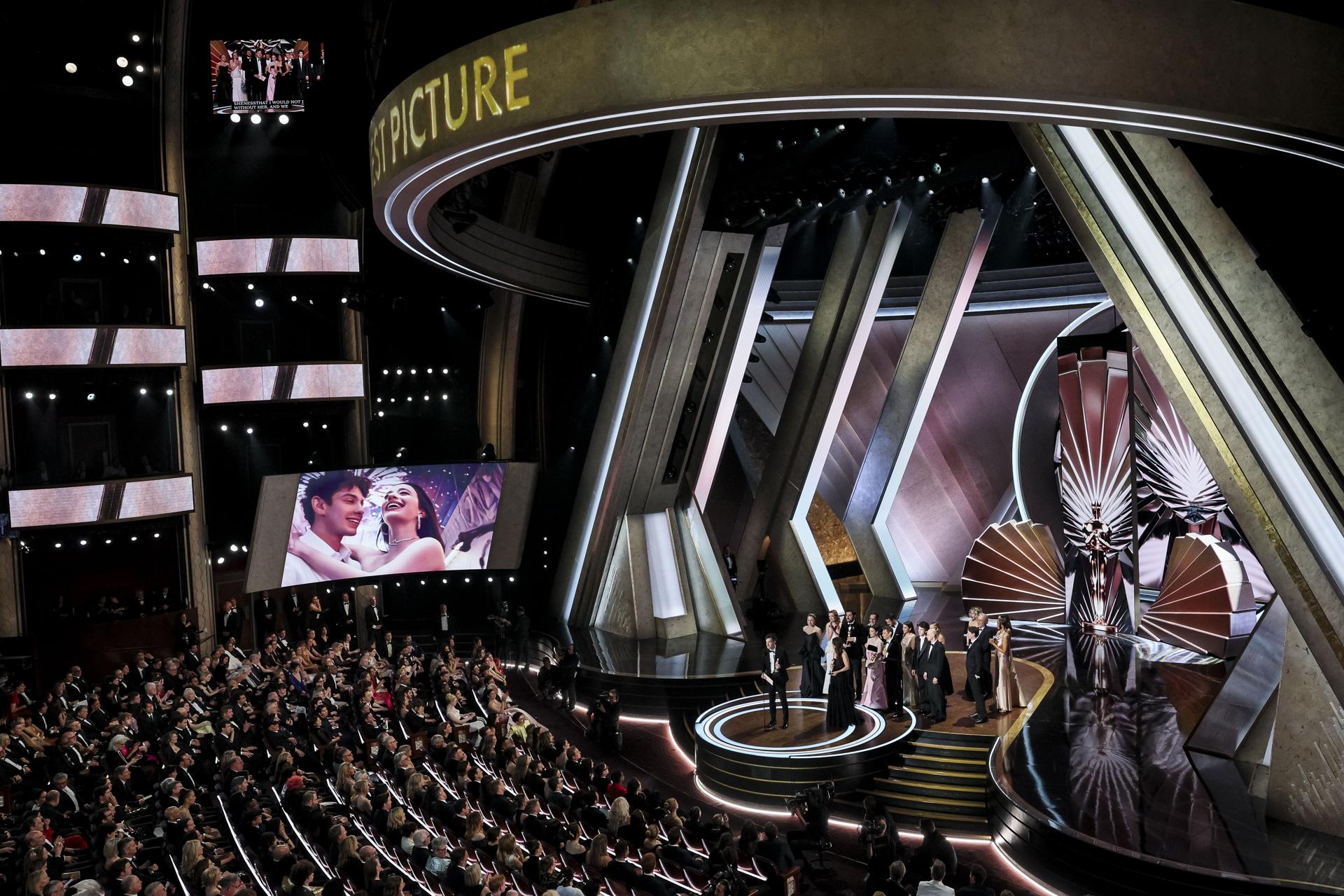 El elenco y el equipo aceptan el Oscar a la Mejor Película por 'Anora' durante la 97a ceremonia anual de los Premios de la Academia en el Dolby Theatre en el barrio de Hollywood de Los Ángeles, California, Estados Unidos, el 2 de marzo de 2025. EFE/EPA/ALLISON DINNER
