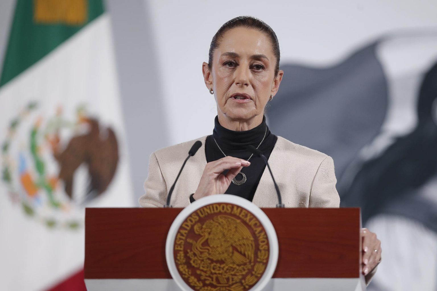 La presidenta de México, Claudia Sheinbaum, habla durante una rueda de prensa este martes, en Palacio Nacional en Ciudad de México (México). EFE/ Isaac Esquivel