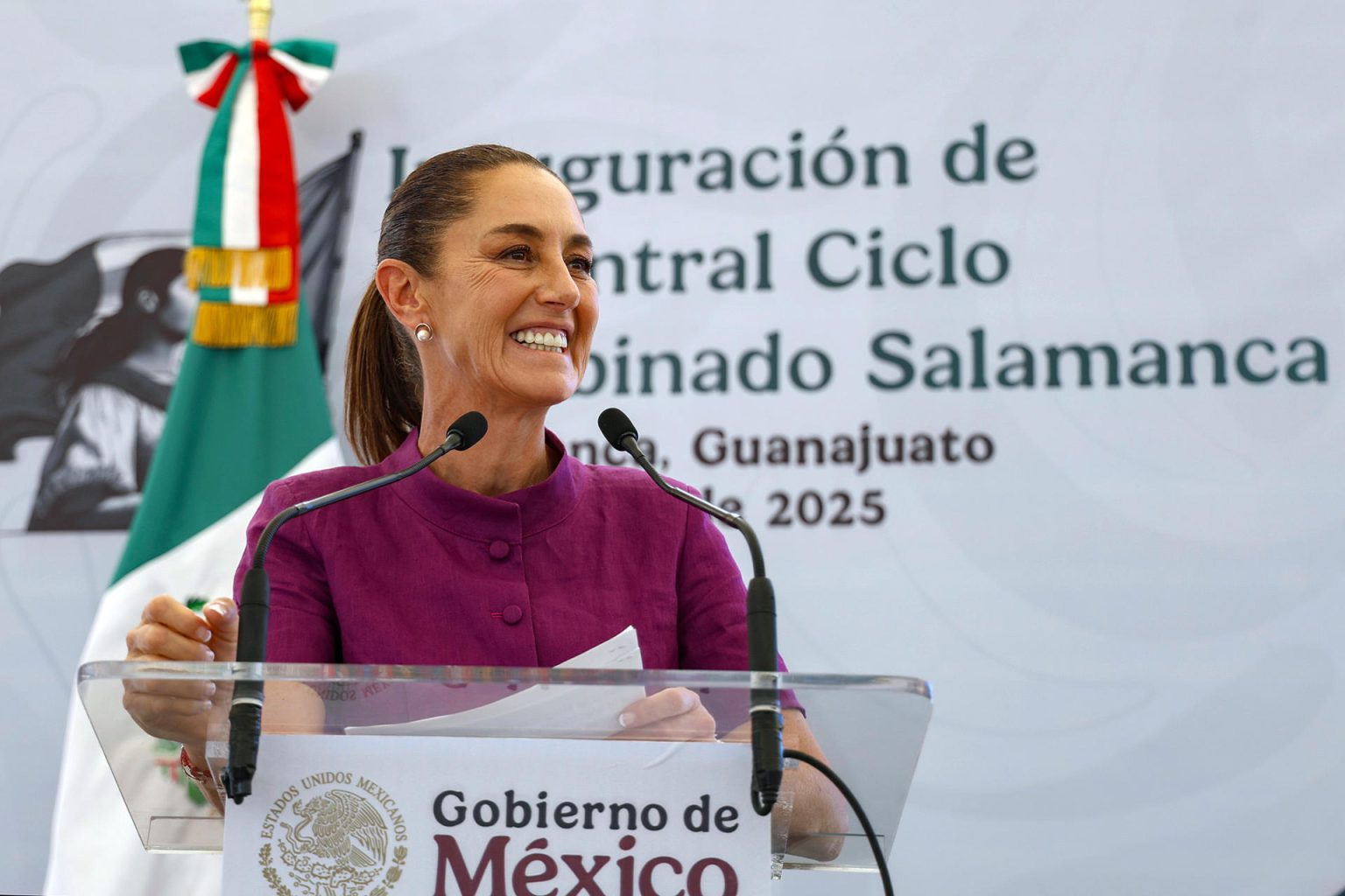 Fotografía cedida por la presidencia de México, de la presidenta, Claudia Sheinbaum, hablando durante la inauguración de la nueva Central de Ciclo Combinado Salamanca este sábado, en el municipio de Salamanca (México). EFE/ Presidencia de México /SOLO USO EDITORIAL/SOLO DISPONIBLE PARA ILUSTRAR LA NOTICIA QUE ACOMPAÑA (CRÉDITO OBLIGATORIO)