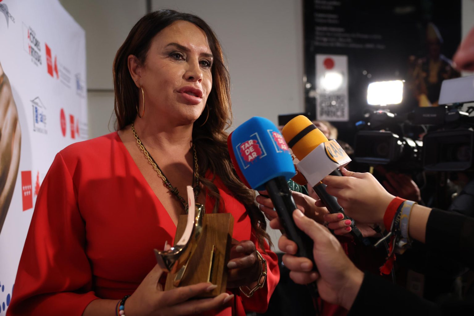 Imagen de archivo de Karla Sofía Gascón tras recibir el premio a Mejor Actriz en Producción Internacional por 'Emilia Pérez', durante la gala de la 33ª edición de los Premios Unión de Actores y Actrices celebrada en Madrid. EFE/Kiko Huesca