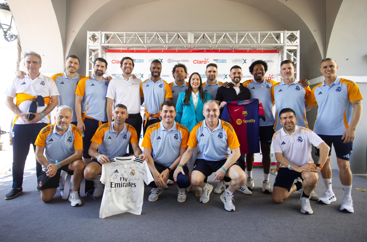 La directora de la Compañía de Turismo de Puerto Rico, Willianette Robles (6d), y el presidente ejecutivo y fundador del Grupo VRDG, Julio Cabral (4 i), y el ex jugador del Barcelona, David Villa (4d) posan con los exjugadores del Real Madrid durante rueda de prensa este viernes, en la sede de la Compañía de Turismo de Puerto Rico en San Juan (Puerto Rico). EFE/ Thais Llorca