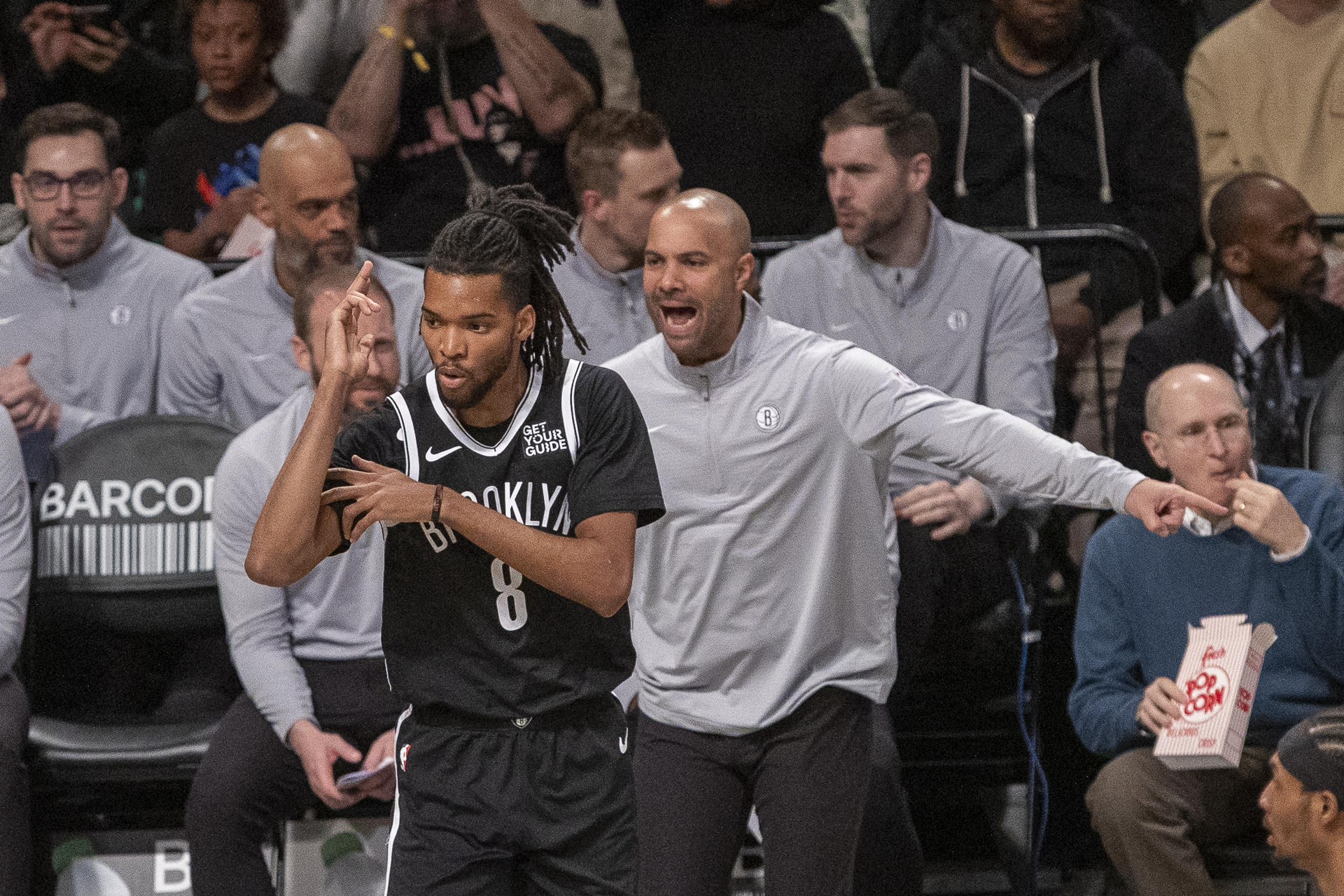 El entrenador de los Brooklyn Nets, Jordi Fernández (c), durante el partido de NBA disputado anoche contra Los Angeles Lakers en el Barclays Center de Nueva York. EFE/ Angel Colmenares
