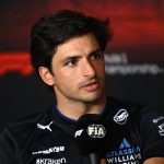 El piloto español Carlos Sainz se declaró este jueves en Melboune optimista con su nuevo equipo, Williams, con miras a la temporada 2025 de Fórmula Uno que comienza este fin de semana con el Gran Premio de Australia. EFE/EPA/JOEL CARRETT