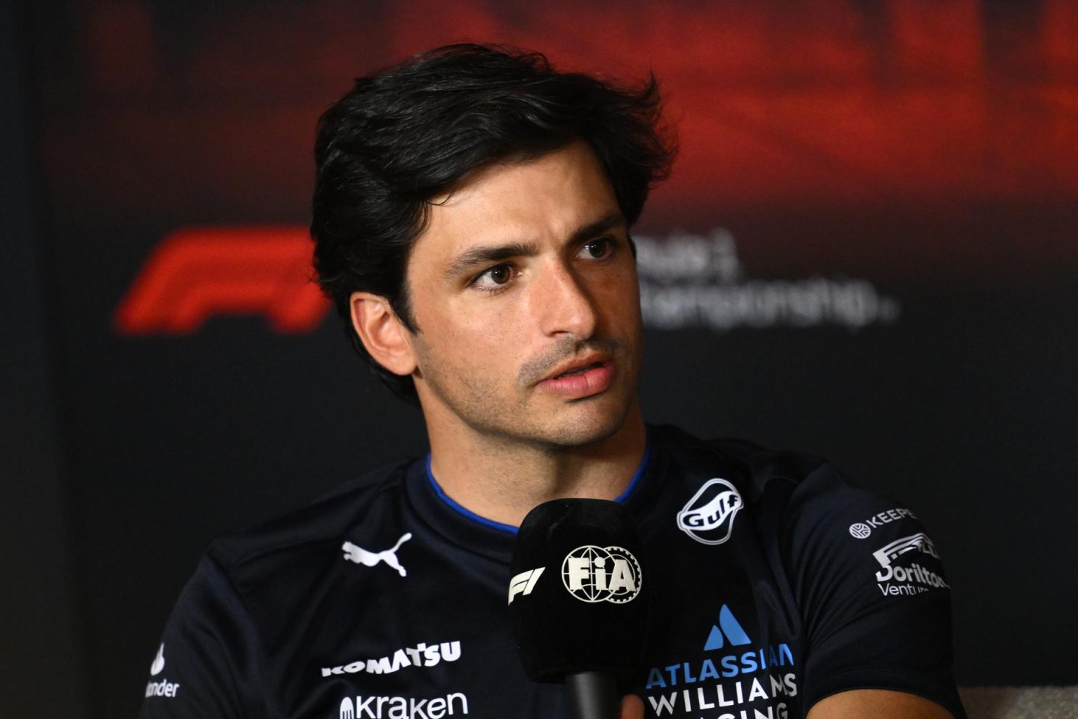 El piloto español Carlos Sainz se declaró este jueves en Melboune optimista con su nuevo equipo, Williams, con miras a la temporada 2025 de Fórmula Uno que comienza este fin de semana con el Gran Premio de Australia. EFE/EPA/JOEL CARRETT