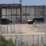 Imagen de archivo de Integrantes de la Guardia Nacional del Estado de Texas, vigilando barricadas de alambre de púas, en el muro fronterizo desde Ciudad Juárez, Chihuahua (México). EFE/ Luis Torres