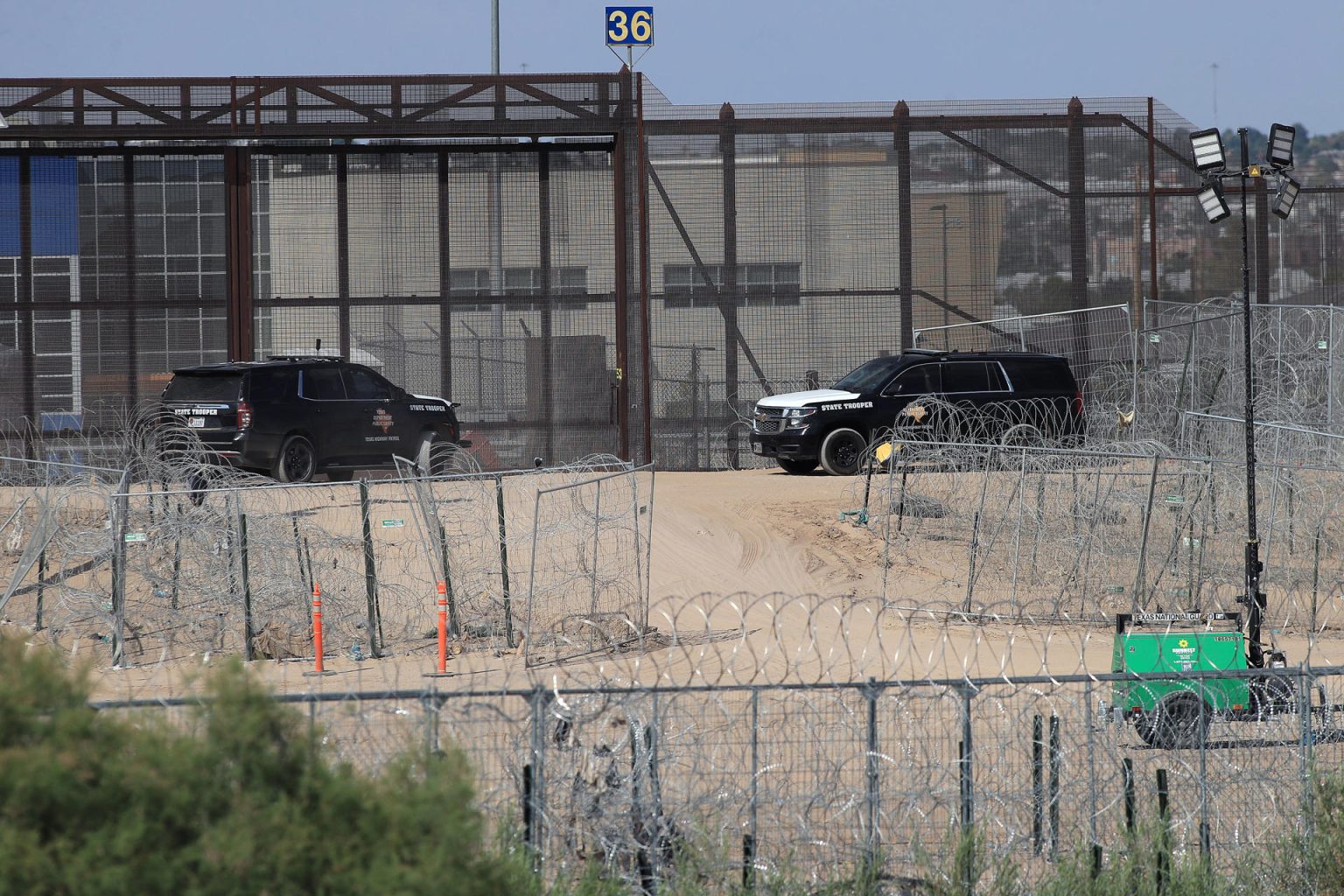 Imagen de archivo de Integrantes de la Guardia Nacional del Estado de Texas, vigilando barricadas de alambre de púas, en el muro fronterizo desde Ciudad Juárez, Chihuahua (México). EFE/ Luis Torres